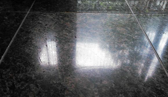 石の玄関 リビングを研磨で回復