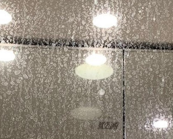バスルームのガラス扉 ウロコ汚れで白く曇る 水垢を回復する ウォッシュテックの業務で気がついたこと